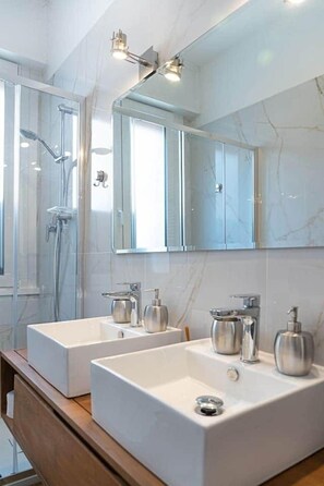 Shower, hair dryer, bidet, soap - Sandrine - your comfy stay (Bologna)