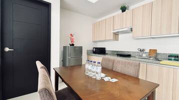 Condo, 2 Bedrooms | Dining room