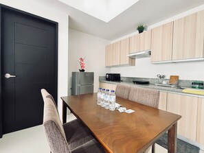 Condo, 2 Bedrooms | Dining room