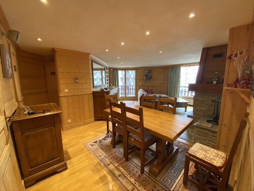 Right in the center, 400m from the slopes: south-facing apartment - 90 M2 with fireplace