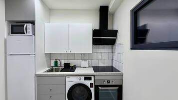 Frigorífico, microondas, horno y placa de cocina