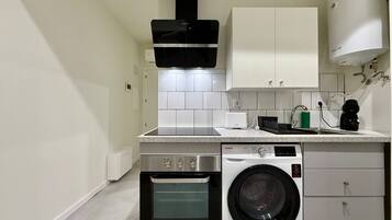 Geladeira, micro-ondas, fogão, cooktop