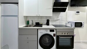 Coffee/tea maker, fridge, microwave, oven