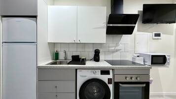 Kjøleskap, mikrobølgeovn, ovn og kokeplater