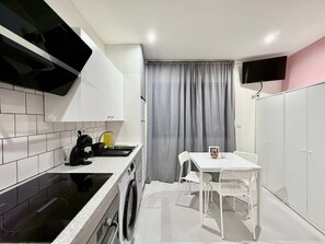 Fridge, microwave, oven, stovetop - Bracara Luxury Studios - 2B (Braga)