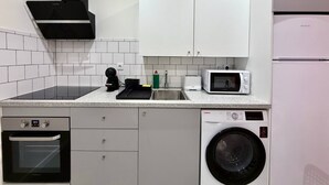 Wasserkocher mit Kaffee-/Teezubehör, Kühlschrank, Mikrowelle, Ofen