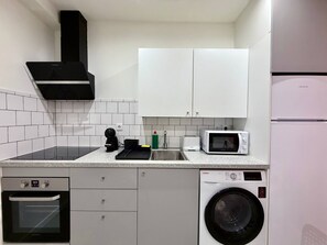 Kjøleskap, mikrobølgeovn, ovn og kokeplater