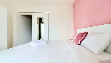 1 bedroom, iron/ironing board, internet, bed sheets