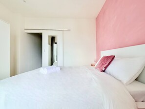 1 soverom, strykejern/-brett, wi-fi (inkludert) og sengetøy