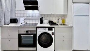 Coffee/tea maker, fridge, microwave, oven - Bracara Luxury Studios - 2D (Braga)