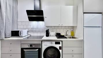 Een koelkast, een magnetron, een oven, een kookplaat