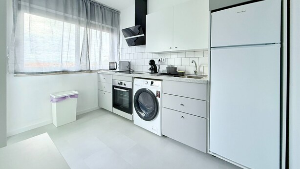 Coffee/tea maker, fridge, microwave, oven - Bracara Luxury Studios - 2D (Braga)