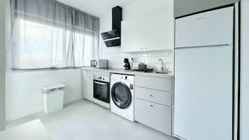 Een koelkast, een magnetron, een oven, een kookplaat