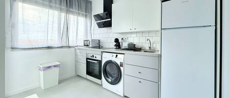 冰箱、微波炉、烤箱、炉灶