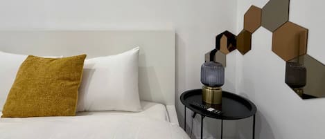 1 habitación, tabla de planchar con plancha, internet y ropa de cama