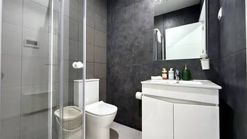 Een haardroger, handdoeken, shampoo, toiletpapier