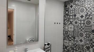 Een haardroger, handdoeken, shampoo, toiletpapier