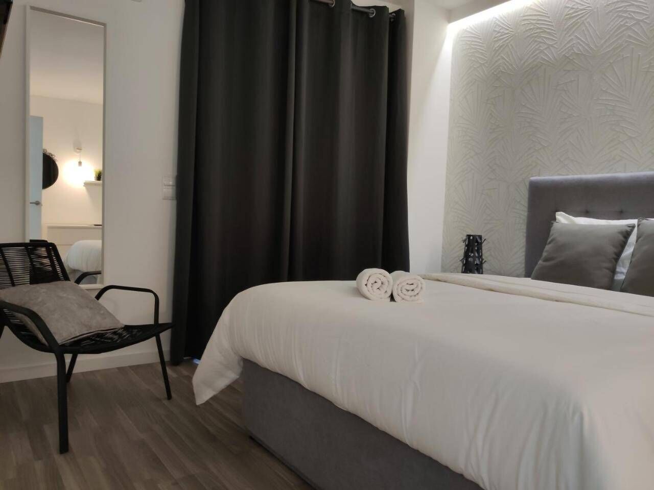 1 habitación, tabla de planchar con plancha, wifi y ropa de cama 