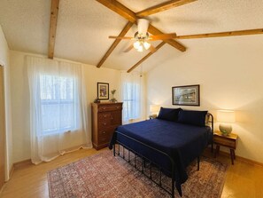 2 室のベッドルーム、アイロン / アイロン台、WiFi (無料)、ベッドシーツ