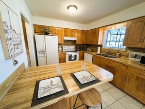 冷蔵庫、電子レンジ、オーブン、コンロ