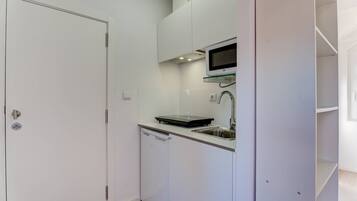 Kühlschrank, Mikrowelle, Herdplatte, Wasserkocher mit Kaffee-/Teezubehör