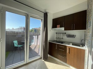 Fridge, microwave, oven, stovetop - Frei Caetano Apartments by Perpetual Relax - 1 (Braga)