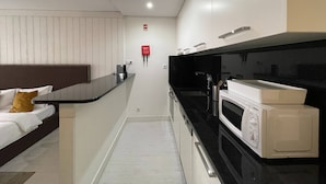 Cafeteira/chaleira, geladeira, micro-ondas, fogão