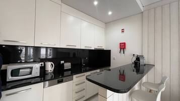 Een koelkast, een magnetron, een oven, een vaatwasser