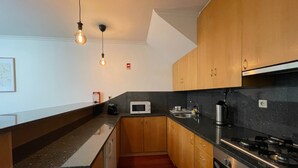 Cafetera/tetera, refrigerador, microondas, horno
