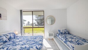 2 habitaciones y tabla de planchar con plancha