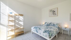 2 habitaciones y tabla de planchar con plancha 