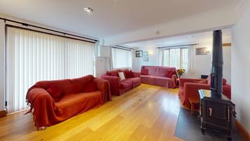 Smart-TV, Kamin, DVD-Player, Bücher