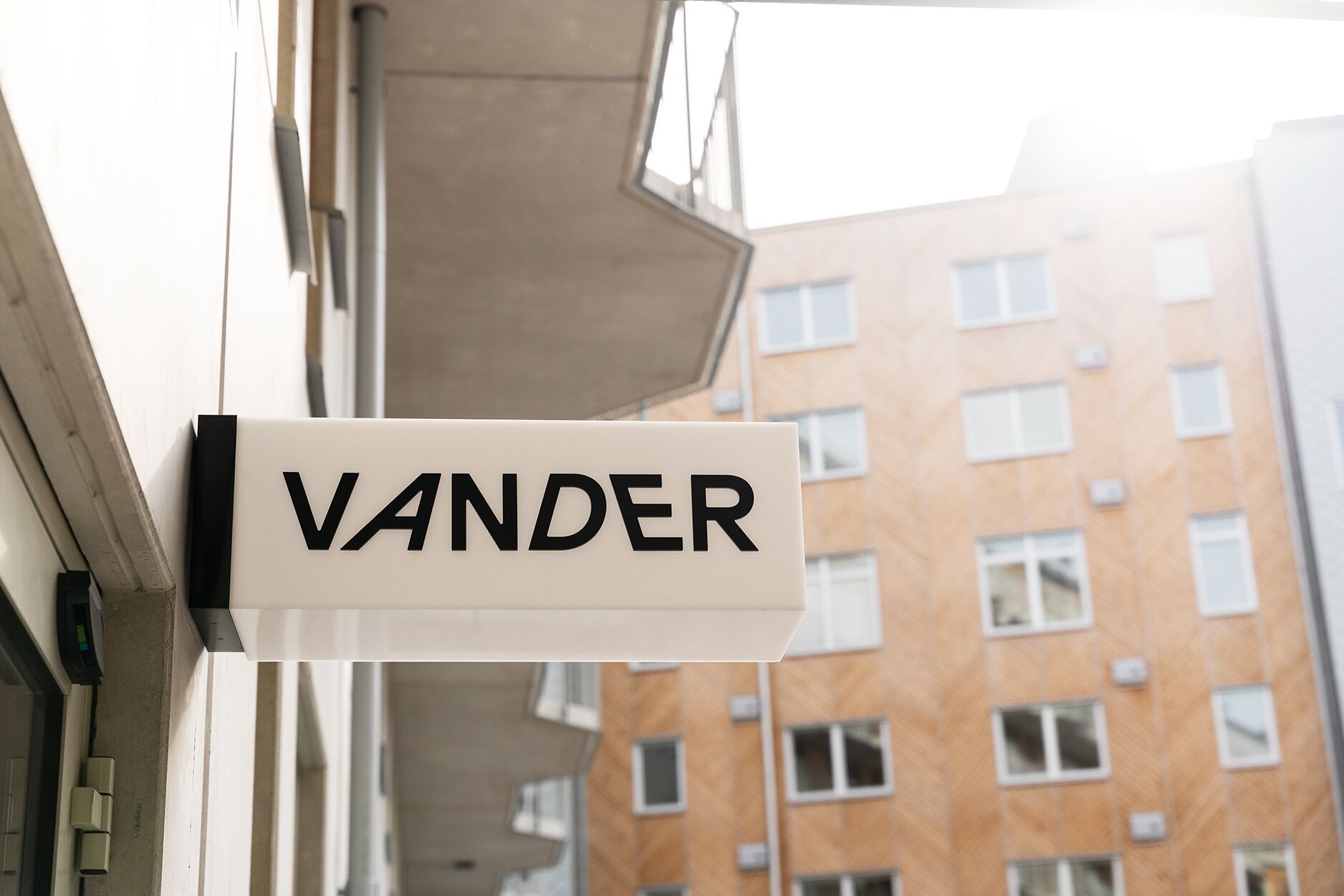 Rakennuksen julkisivussa on kyltti, jossa lukee sana ”VANDER”.
