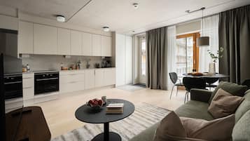Apartamento conforto, 1 quarto | Área de estar | TV 43 polegadas com canais digitais
