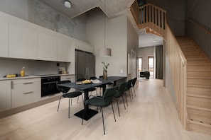 Appartement, 3 chambres | Cuisine privée | Grand réfrigérateur, four, plaque de cuisson, lave-vaisselle