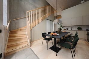 Appartement, 4 chambres | Aire de séjour | Téléviseur de 43 po avec télévision numérique
