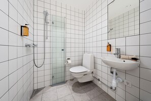 Doccia, asciugacapelli, asciugamani, sapone