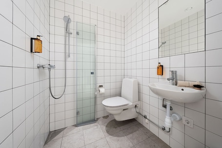 Dusche, Haartrockner, Handtücher, Seife. Vander Aparthotel Inre Hamnen