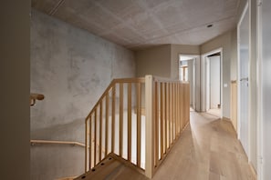 Comfort-Apartment, 3 Schlafzimmer | Wohnbereich | 43-Zoll-Fernseher mit Digitalempfang