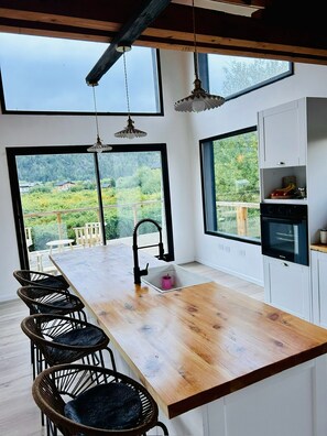 Fridge, oven, stovetop, electric kettle