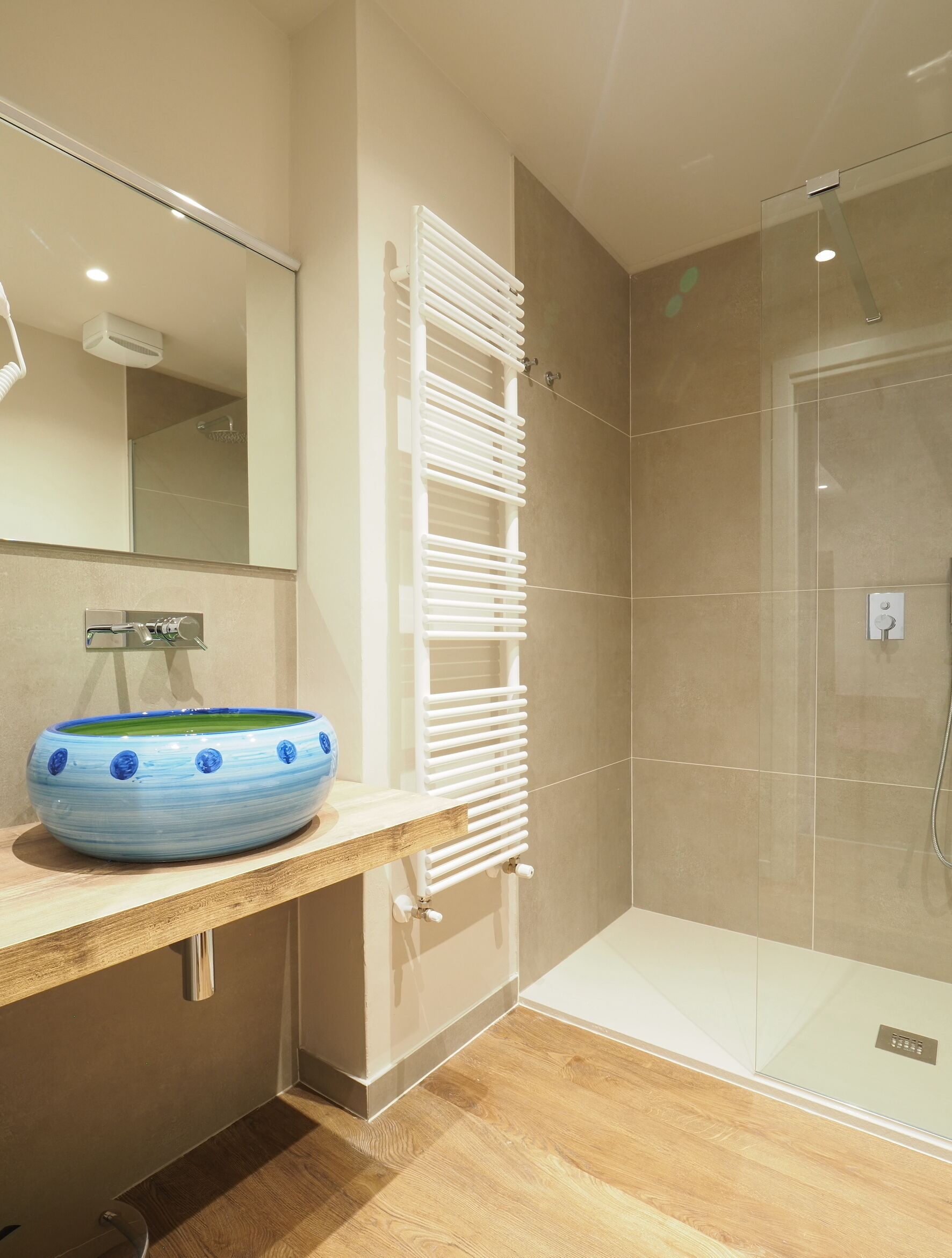 Comfort-Zimmer | Badezimmer | Dusche, Handtücher, Seife, Shampoo