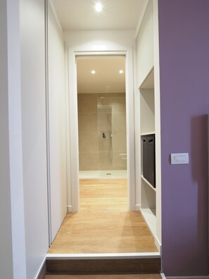 Habitación Confort | Zona de estar | Televisión de pantalla plana de 20 pulgadas con canales digitales