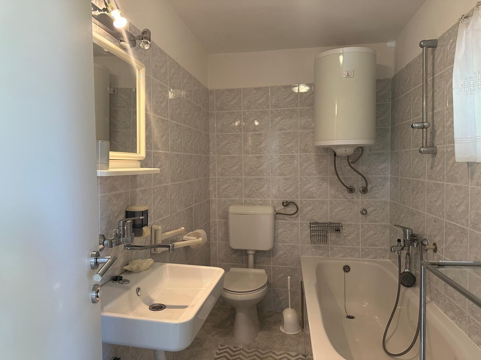 Un baño con lavamanos, inodoro, bañera y ducha.