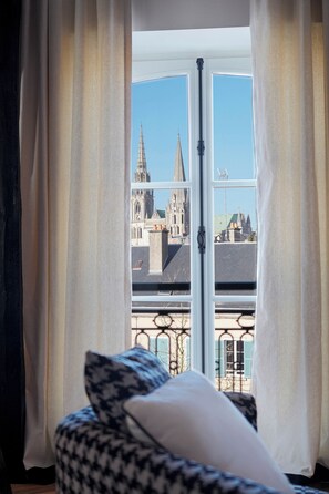 Familiesuite, byutsikt | Individuelt dekorert, individuelt innredet og blendingsgardiner