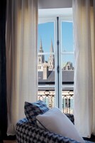 Decoración personalizada, muebles diferentes y cortinas blackout 