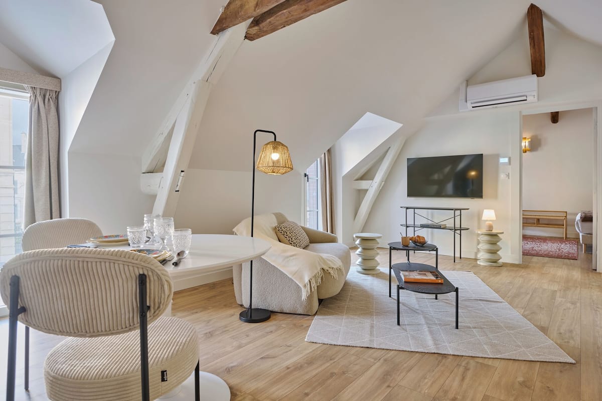 Comfort Suite, City View | Living area
