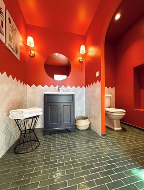 Deluxe Suite, City View | Bathroom | Designer toiletries, hair dryer, towels, soap - Maleyssie Les Suites (Chartres)