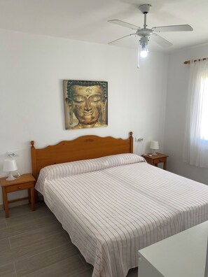 2 عدّة غرف نوم ومكواة/لوح كي وسرير سفر وملاءات أسرّة