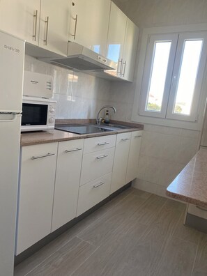 ثلاجة، ميكروويف، موقد طهي مسطح، ماكينة لصنع القهوة/الشاي