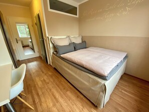 1 غرفة نوم ومكتب ومكواة/لوح كي وسرير سفر